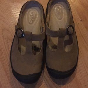 KEEN Super cute tan slip on clogs. Flowers on top.